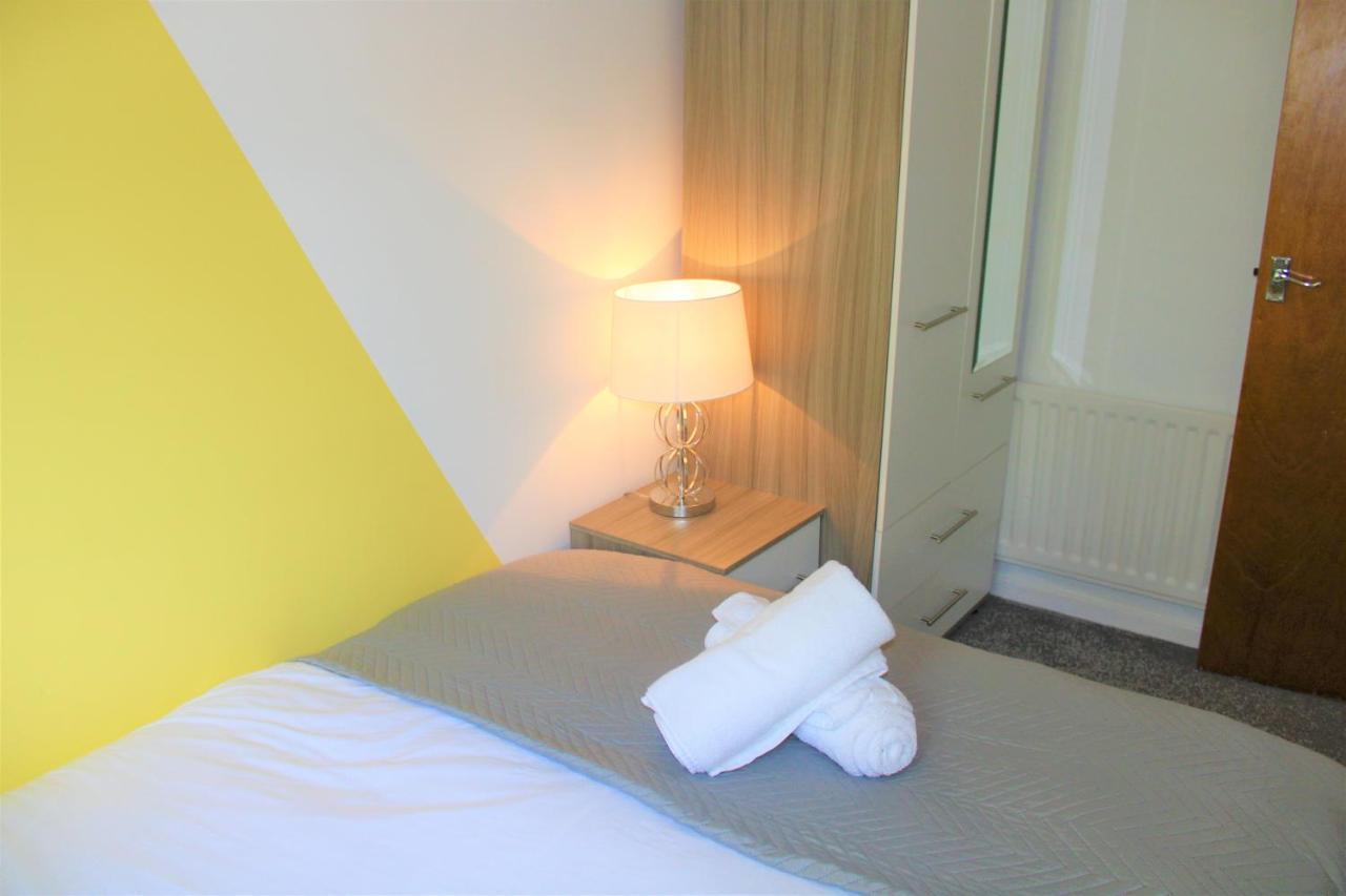 Homely And Budget Friendly 3 Bed House Sleeps 6 Free Parking! Milton Keynes Exteriör bild