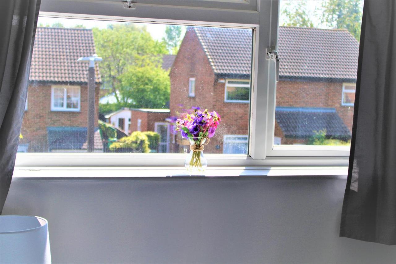 Homely And Budget Friendly 3 Bed House Sleeps 6 Free Parking! Milton Keynes Exteriör bild