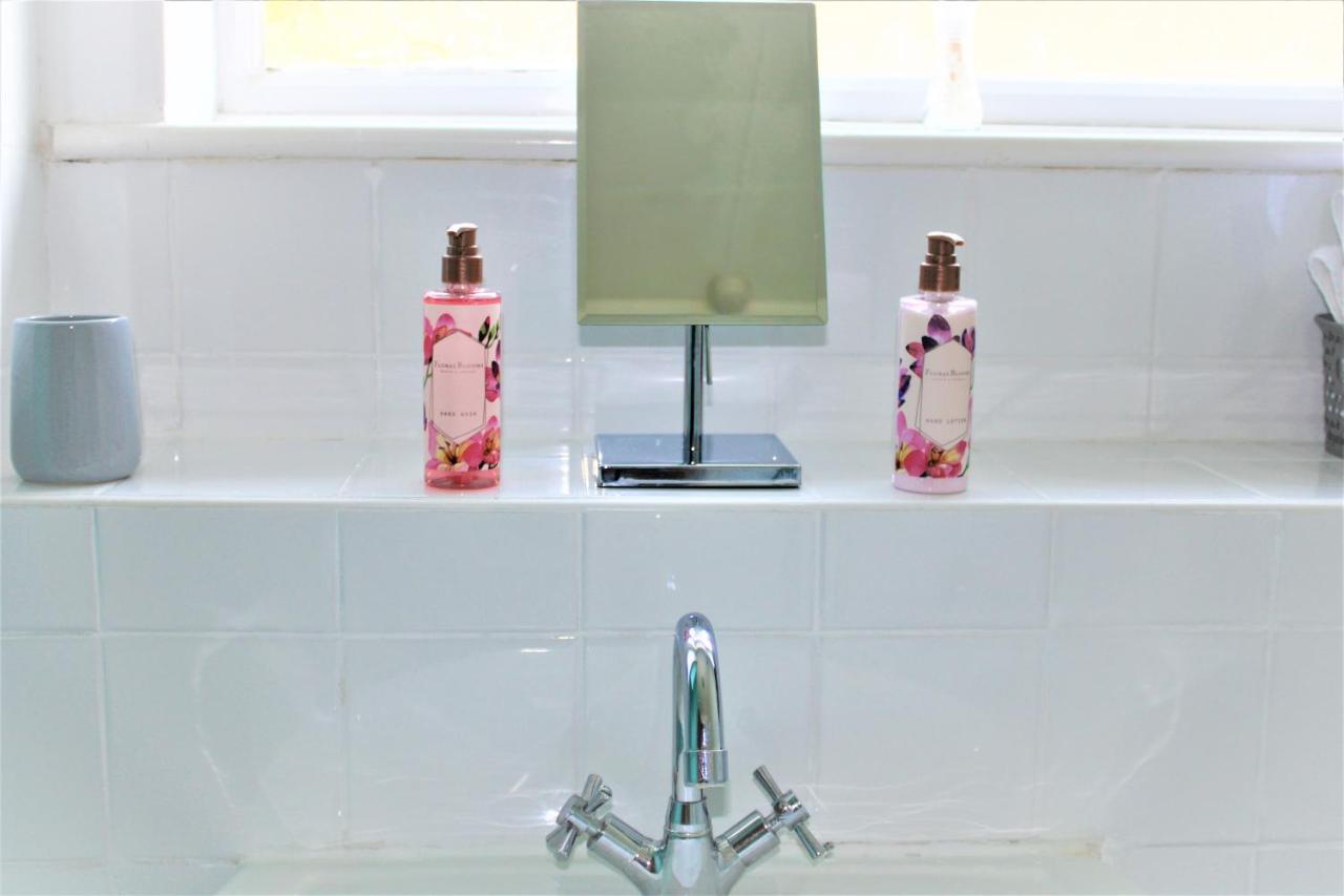 Homely And Budget Friendly 3 Bed House Sleeps 6 Free Parking! Milton Keynes Exteriör bild