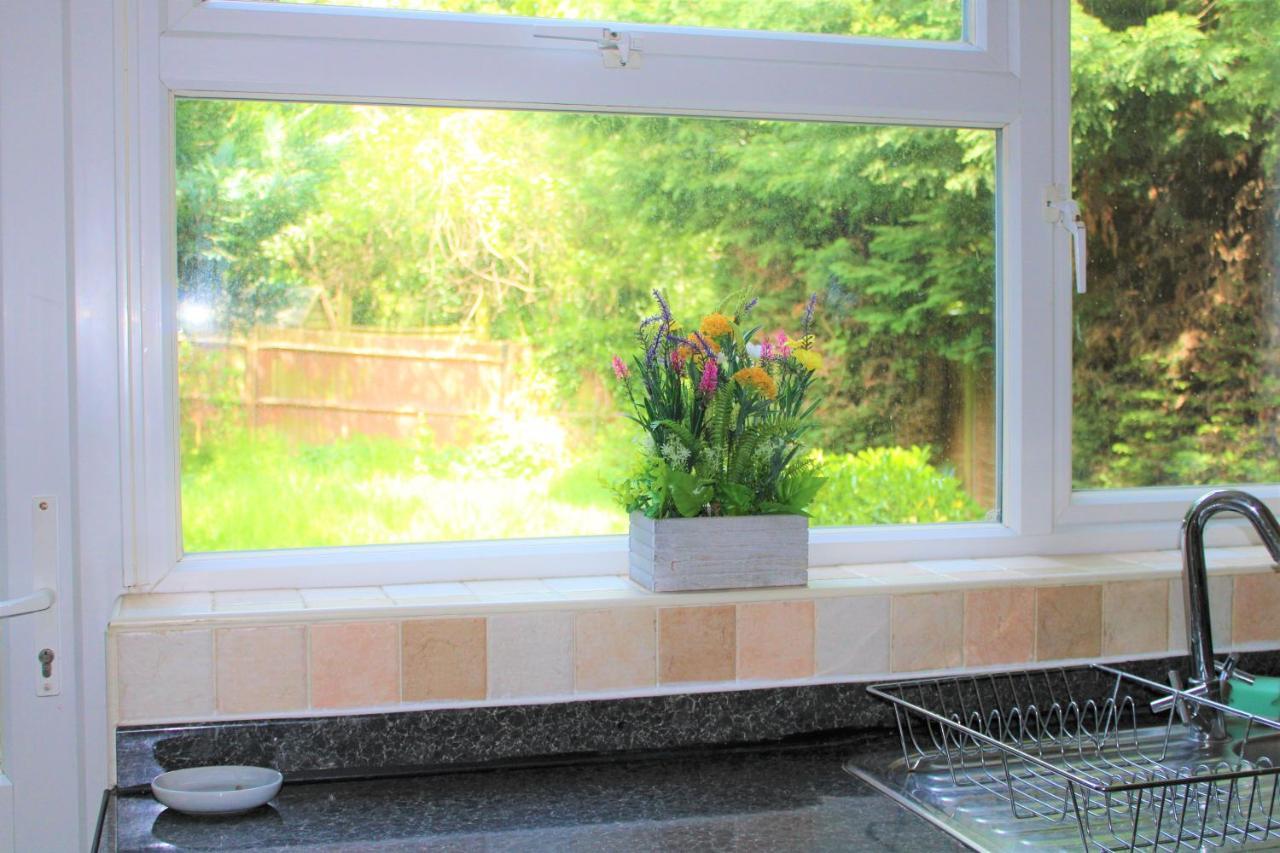 Homely And Budget Friendly 3 Bed House Sleeps 6 Free Parking! Milton Keynes Exteriör bild