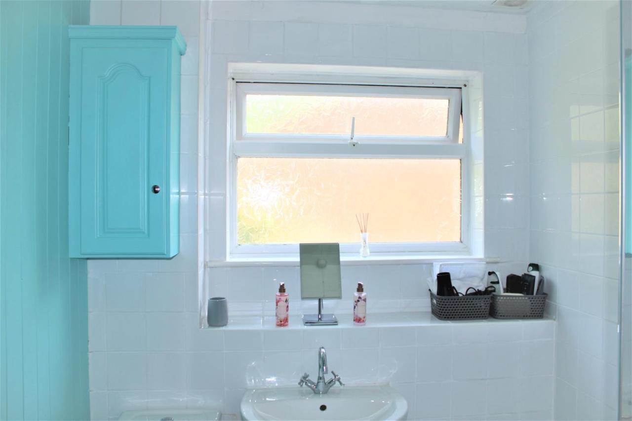 Homely And Budget Friendly 3 Bed House Sleeps 6 Free Parking! Milton Keynes Exteriör bild