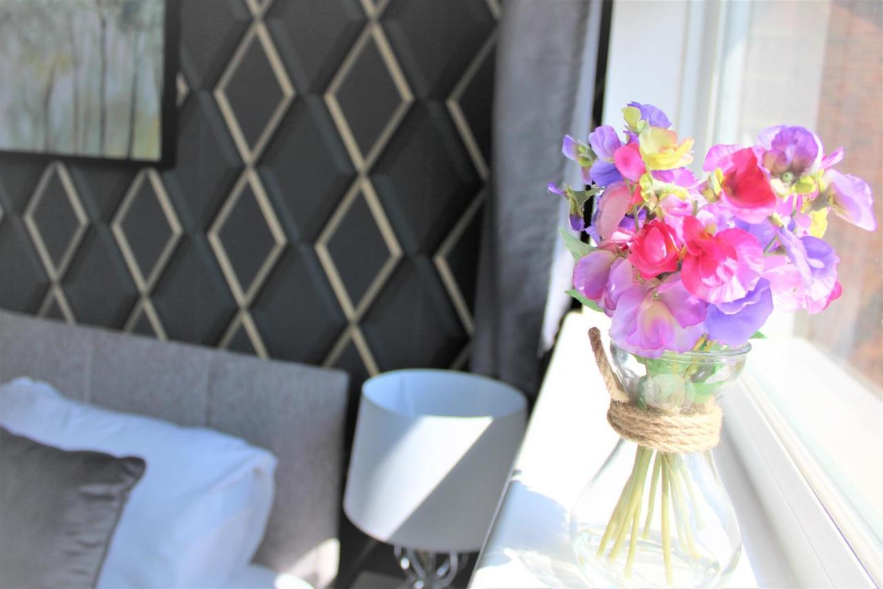 Homely And Budget Friendly 3 Bed House Sleeps 6 Free Parking! Milton Keynes Exteriör bild