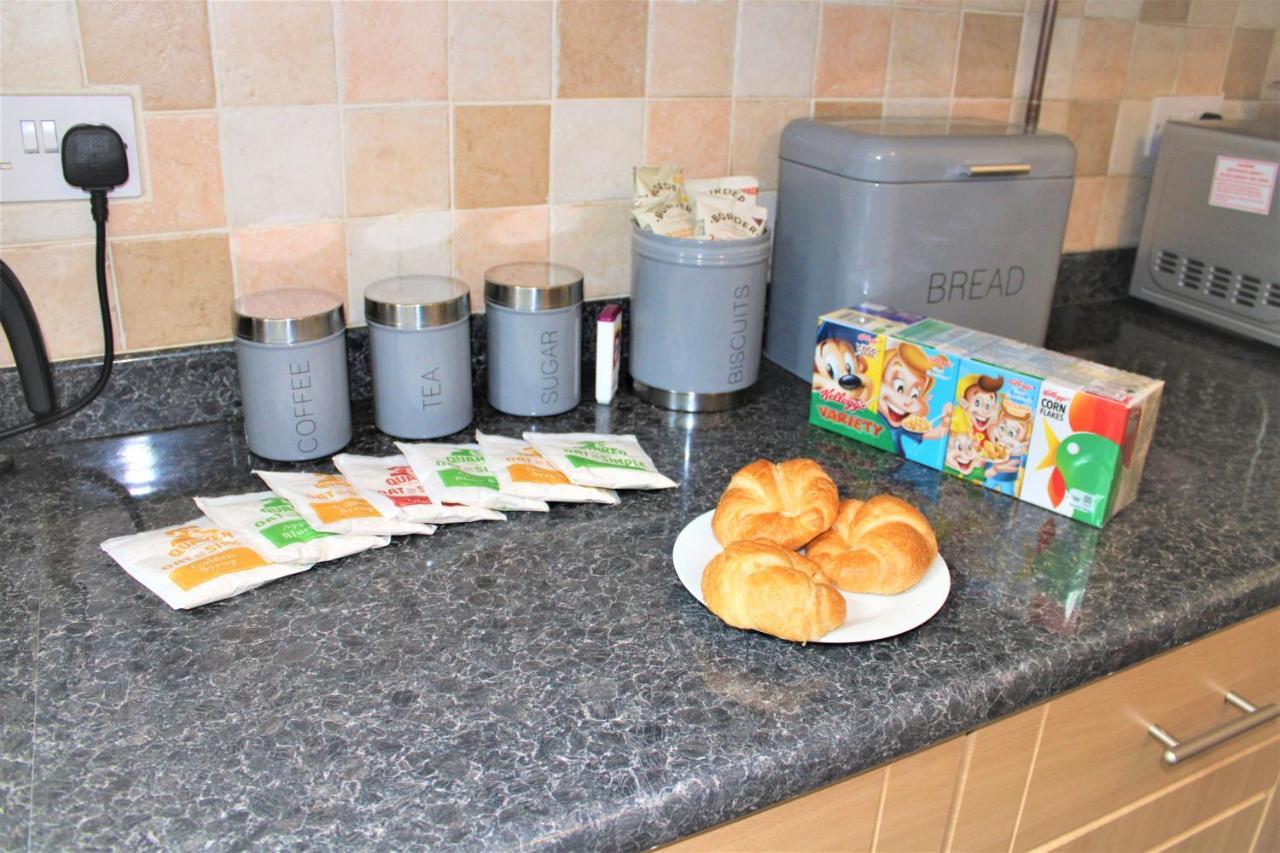 Homely And Budget Friendly 3 Bed House Sleeps 6 Free Parking! Milton Keynes Exteriör bild